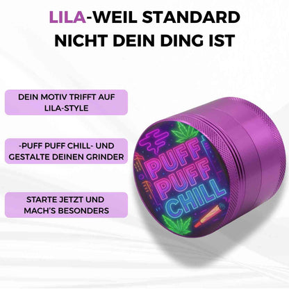 Runder Grinder in Lila mit Farbdruck des Spruchs „Puff, Puff, Chill“ – personalisierter Grinder zum Selbstgestalten mit eigenem Text oder Motiv.