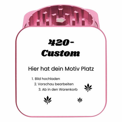 Rosa farbiger quadratischer Grinder mit individuellem Motivdruck – perfekt als Geschenk.