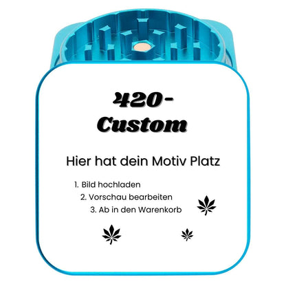 Türkiser quadratischer Grinder mit Wunschmotiv – personalisiertes Cannabis-Accessoire.