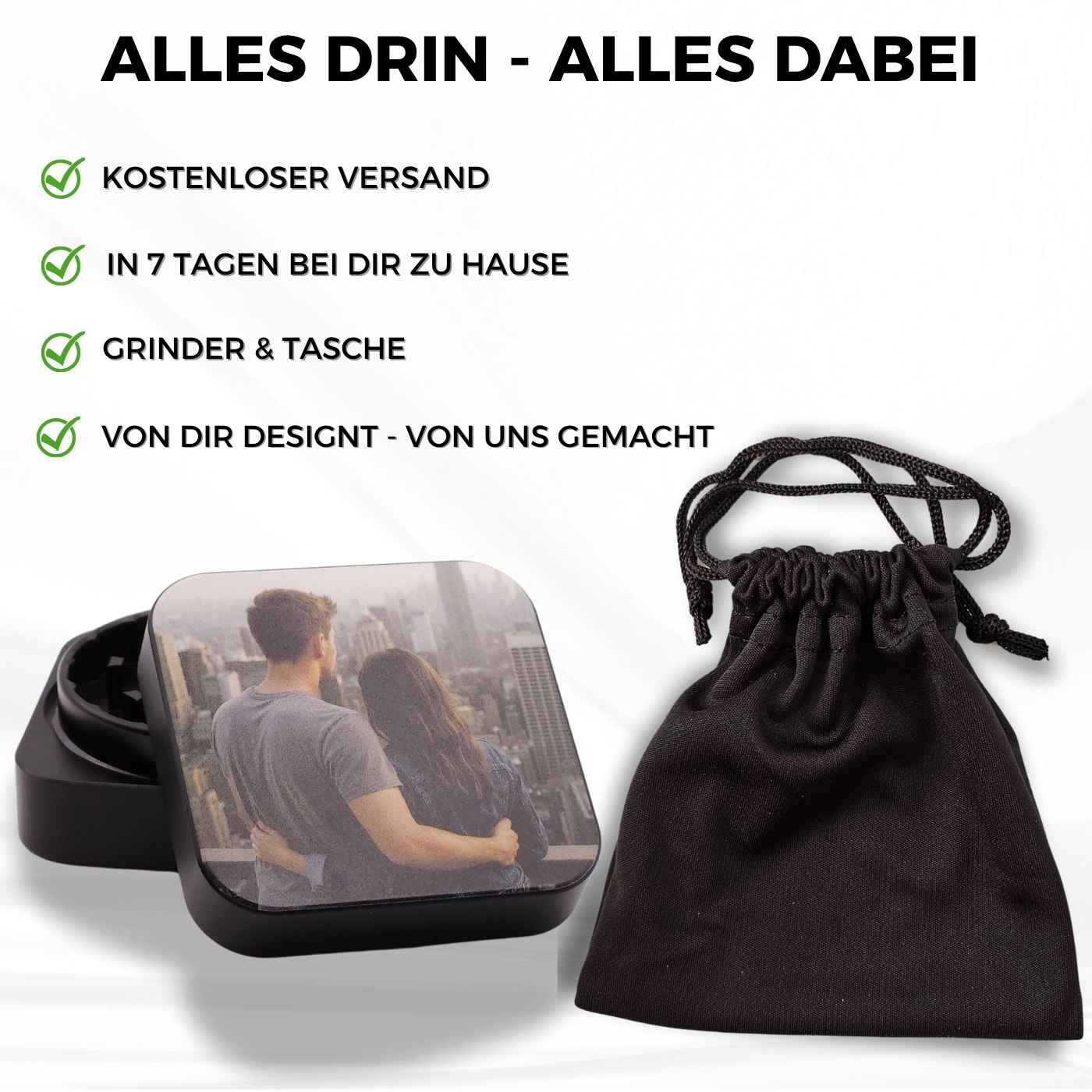 Quadratischer personalisierter Grinder in Schwarz – zeigt kompletten Lieferumfang mit Mahlwerk und Zubehör, individuell mit Gravur gestaltbar.