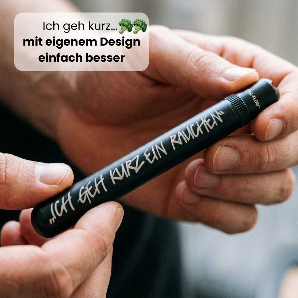 Personalisierte JAYSAFE Jointhülle aus schwarzem Aluminium in der Hand gehalten – robuste Metallhülle für Joints