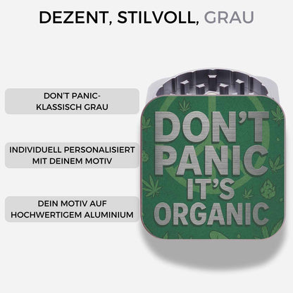 Personalisierter quadratischer Grinder in Grau mit Farbdruck des Spruchs „Don’t panic, it’s organic“ – individuell gestaltbar mit Gravur oder eigenem Text.