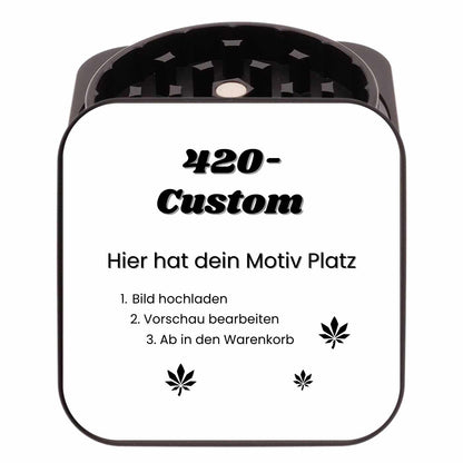 Quadratischer schwarzer Grinder mit personalisiertem Fotodruck – ideales Geschenk für Kiffer.