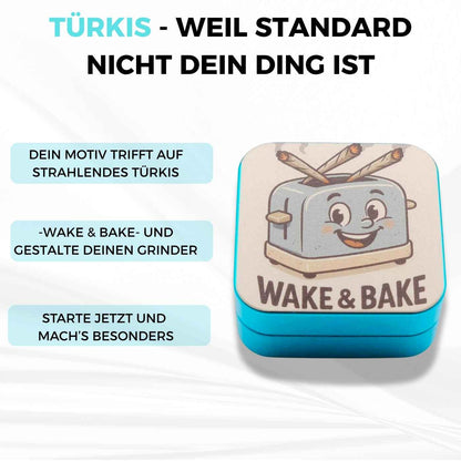 Quadratischer Grinder in Türkis mit Farbdruck eines kiffenden Toasters und dem Spruch „Wake and Bake“ – personalisierbarer Grinder zum Selbstgestalten mit eigenem Motiv.